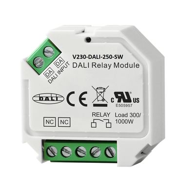 Nahaufnahme eines DALI-Relaismoduls mit grünen Anschlüssen und Beschriftungsdetails in einem eleganten weißen Gehäuse, ideal für eine effiziente LED-Beleuchtungssteuerung.
