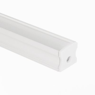Nahaufnahme eines weißen rechteckigen LED-Leuchtbandes mit Befestigungsloch, ideal für energieeffiziente Beleuchtungslösungen zu Hause.