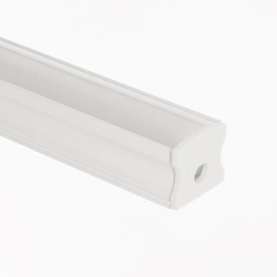 Nahaufnahme eines hohen weißen Aluminiumprofils.