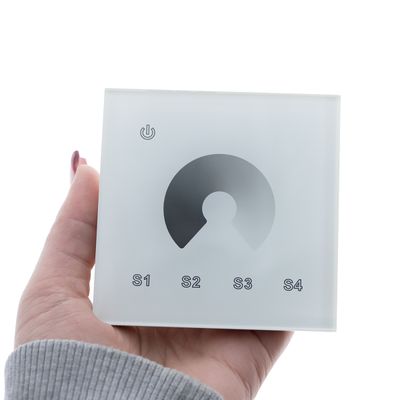 Handbedientes Touch-Bedienfeld für LED-Beleuchtung, Stromsymbol und Tasten S1, S2, S3, S4 für anpassbare Lichteinstellungen.