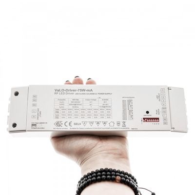 Rechteckiges RF-LED-Steuergerät mit technischen Etiketten, Einstellungen sichtbar, Perlenarmband zur Werbung für LED-Beleuchtungsprodukte.