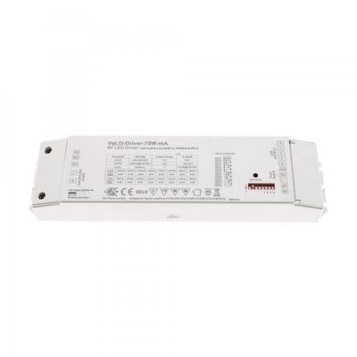 "Rechteckiger RF-LED-Controller mit beschrifteten technischen Daten, Ein-/Ausgangsdaten und mehreren Schnittstellen für effiziente LED-Beleuchtung.