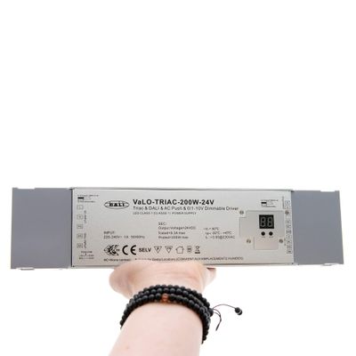 Handgehaltener grauer VaLO TRIAC 200W-24V dimmbarer LED-Regler mit Modellinformationen und Spezifikationen auf der Oberfläche.