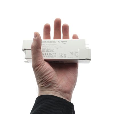 Handgehaltene LED-Beleuchtungssteuerung mit aufgedruckten Symbolen und Texten für effektive intelligente Beleuchtungslösungen.