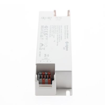 LED-Steuermodul mit Schnittstellentoren mit aufgedruckten Spezifikationen für effiziente LED-Beleuchtungslösungen und Energiemanagement.