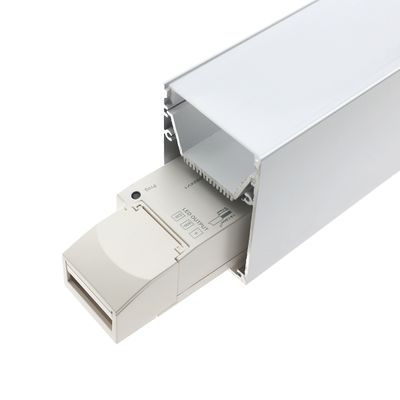 Weißer Stromschienenkanal mit teilweise versenkter, steckbarer LED-Steuerung, rechteckige Form, mit Text und Symbolen auf der Oberfläche für Beleuchtungslösungen.