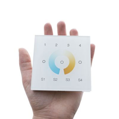 Alternativer Text: "Halten Sie das quadratische Glas-Touchpanel in der Hand, um die LED-Beleuchtung mit der Stromversorgung, den Einstellungssymbolen, dem Farbrad und den Tasten S1-S4 zu steuern.