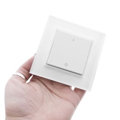 Ein eleganter, minimalistischer, weißer, rechteckiger Lichtschalter von LED Lighting für moderne Innenräume.