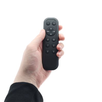 Alternativer Text: "Handliche schwarze Fernbedienung für LED-Beleuchtung vor weißem Hintergrund, einfach zu bedienen und stilvolles Design.