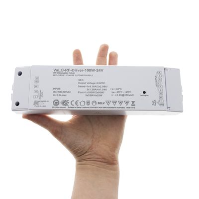 Alternativer Text: "Handgehaltener VaLO-RF-Driver-100W-24V LED-Treiber mit Steuertasten und detaillierten Spezifikationen für effiziente LED-Beleuchtung.
