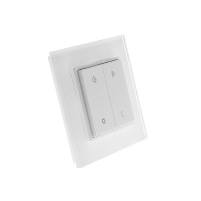 "Minimalistischer, weißer, wandmontierter, intelligenter Lichtschalter mit vier Tasten zur Anzeige von Leistung und Helligkeit sowie Pfeiltasten zur Steuerung der LED-Beleuchtung.