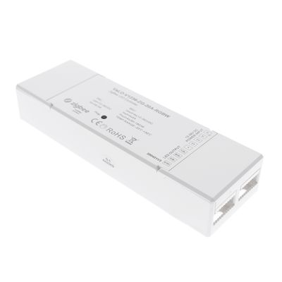 Nahaufnahme eines weißen LED-Controllers mit mehreren Anschlüssen und aufgedruckten Spezifikationen für energieeffiziente Beleuchtungslösungen.