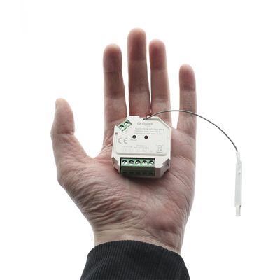 Ein kleines elektronisches LED-Gerät in der Hand, mit blanken Drähten vor einem weißen Hintergrund, das die Komponenten der LED-Technologie zeigt.
