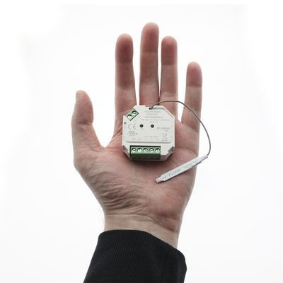 "Eine Person hält einen LED-Controller mit Drähten und Steckern auf einem weißen Hintergrund, der elektronische Komponenten aus einem LED-Beleuchtungsgeschäft zeigt.