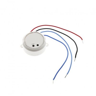 "Kleiner runder weißer LED-Sensor mit roten, schwarzen und blauen Drähten auf weißem Hintergrund für die Beleuchtung von SEO.