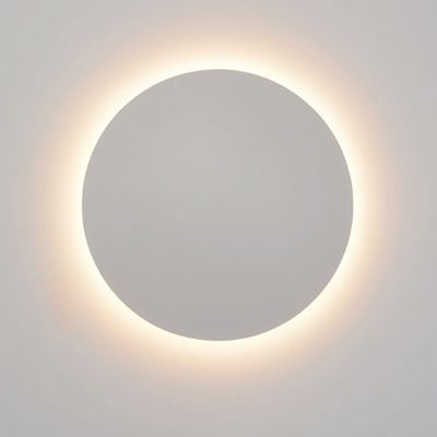 Moderne, runde, weiße LED-Wandleuchte, die einen sanft leuchtenden Halo-Effekt für die Raumbeleuchtung abgibt. Energieeffiziente dekorative Leuchte.