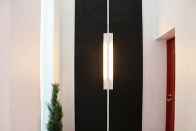 Mit akustischen Fliesen beleuchtete Linie.