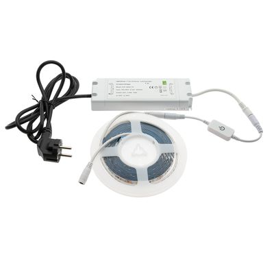 Ein verdrilltes LED-Lichtleisten-Set mit Netzteil, Dimmer und Stecker auf weißem Hintergrund; ideal für eine individuell gestaltbare Beleuchtung zu Hause.