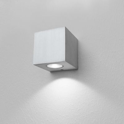 Eine minimalistische, quadratische LED-Wandleuchte, die ein warmes Licht auf einer eleganten weißen Wand erzeugt, perfekt für moderne Innenräume.