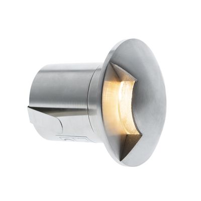 Eine runde LED-Wandleuchte aus Metall mit einer Aussparung, die ein sanftes Licht spendet, in moderne Räume passt und für ein stimmungsvolles Ambiente sorgt.