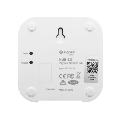 Auf der Rückseite des weißen quadratischen Zigbee Smart Hubs befinden sich die Reset-/Neustart-Tasten, der QR-Code und die Zertifizierungssymbole für die LED-Beleuchtungssteuerung.