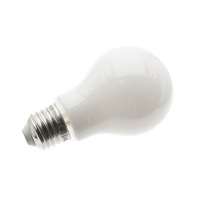Glühlampe mit metallisch weißem Sockel, die die traditionellen Beleuchtungsmöglichkeiten repräsentiert. Entdecken Sie die LED-Optionen in unserem Shop.