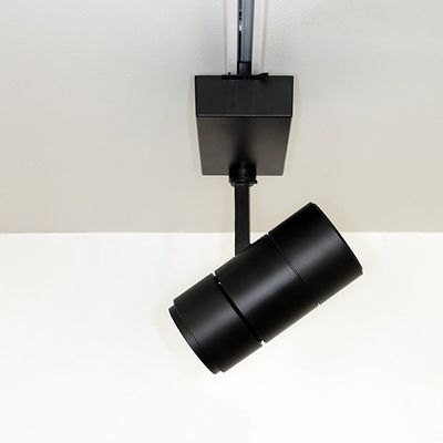 Eine stilvolle schwarze Deckenleuchte, die in einem rechten Winkel montiert ist, perfekt für moderne Räume.