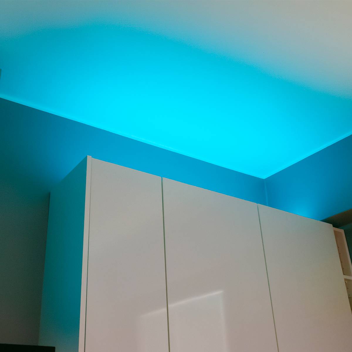 Farbabstimmung in der Küche mit RGB-Bändern Farbabstimmung in der Küche mit RGB-Bändern