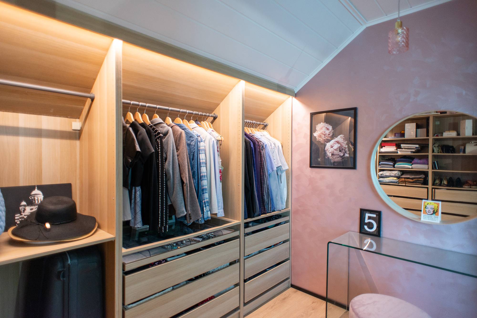 Led-Leuchten in einem Kleiderschrank Led-Leuchten in einem Kleiderschrank