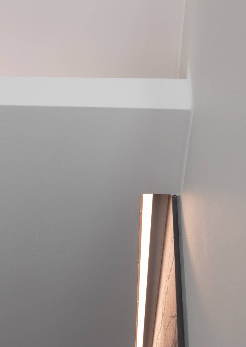 Für die indirekte Beleuchtung wurde eine LED-Leiste in einem Aluminiumprofil in der Deckennut und auf der oberen Ablage des Regals installiert. © LedStore
