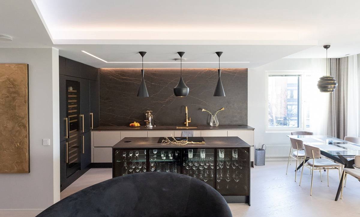 Küchenbeleuchtung mit stilvollem, farbtemperaturgesteuertem Licht durch die Decke und einem flachen Lichtstrahl. © LedStore