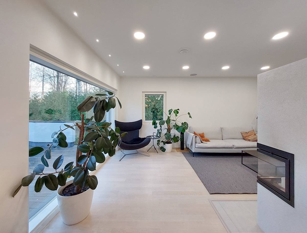 Die variable Beleuchtung des Wohnzimmers ist das Ergebnis einer Zusammenarbeit zwischen Plafond200-Leuchten und einer 3W-Richtstrahler-Serie. ©LedStore