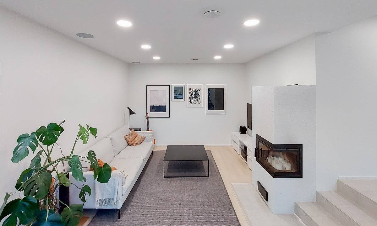 Gleichmäßig schöne Allgemeinbeleuchtung in einem Wohnzimmer mit Plafond200. ©LedStore