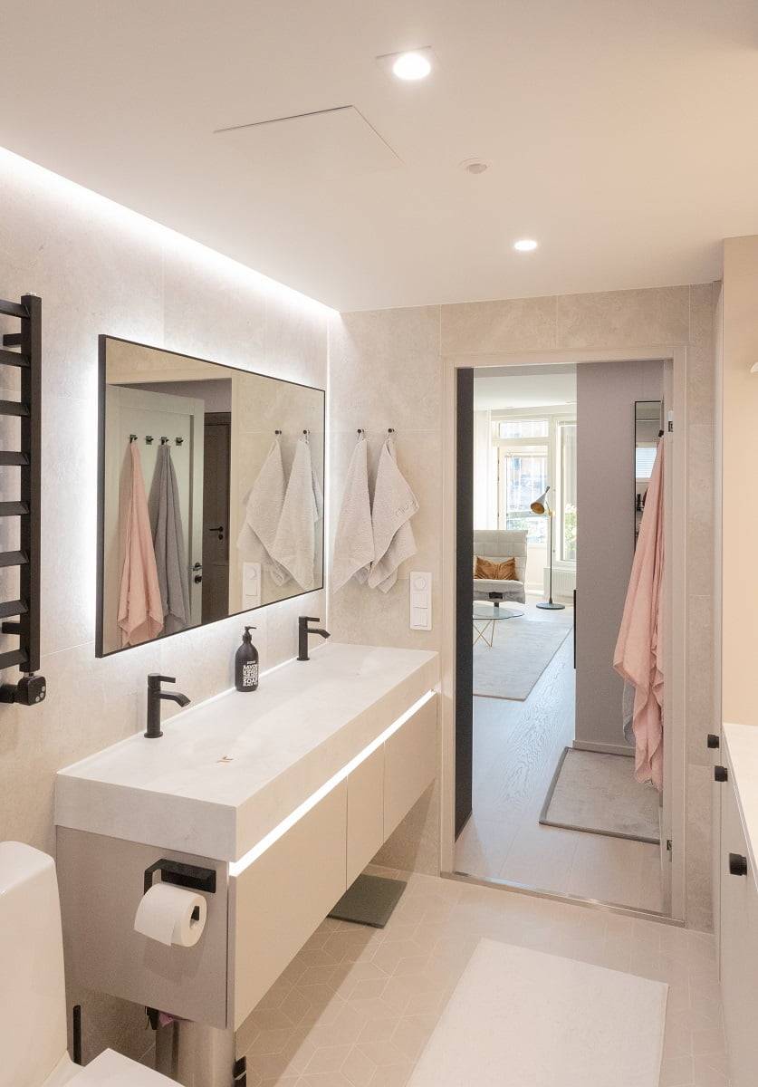 Die Beleuchtung im Badezimmer ist außerdem mit einem Bewegungssensor verbunden, der den Übergang von einem Raum zum anderen angenehm macht. © LedStore