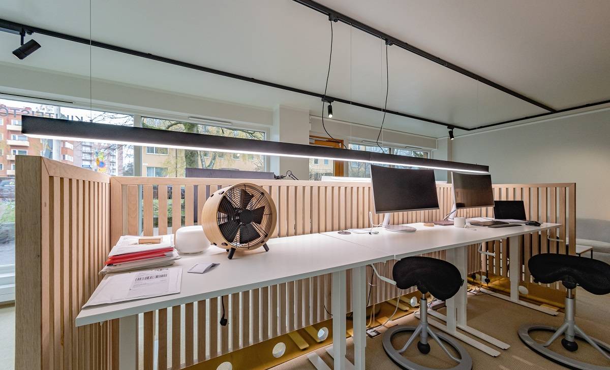 Eine Arbeitsleuchte mit mehreren LED-Streifen im Inneren, um die gewünschte Lichtausbeute zu erzielen LedStore.fi