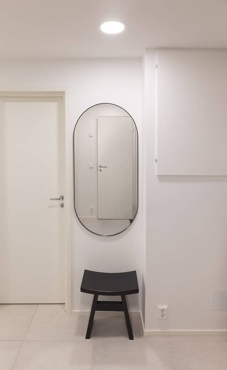 Ein flächenbündiger Deckenventilator spendet genau die richtige Menge an Licht vor dem Spiegel. ©LedStore