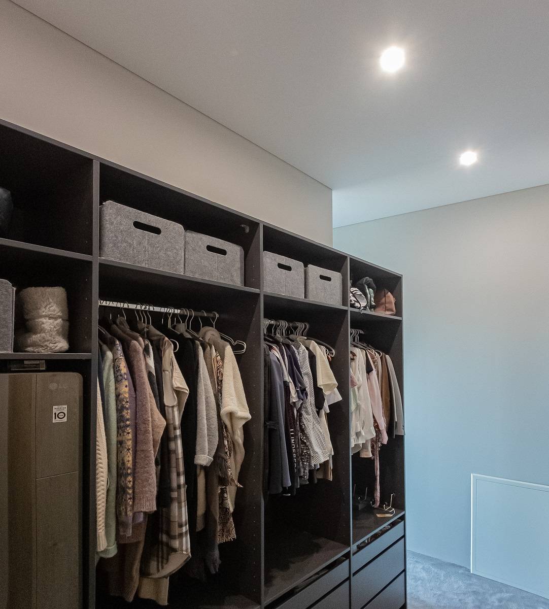 17 LedStorefi-Strahler im Korridor einer Garderobe