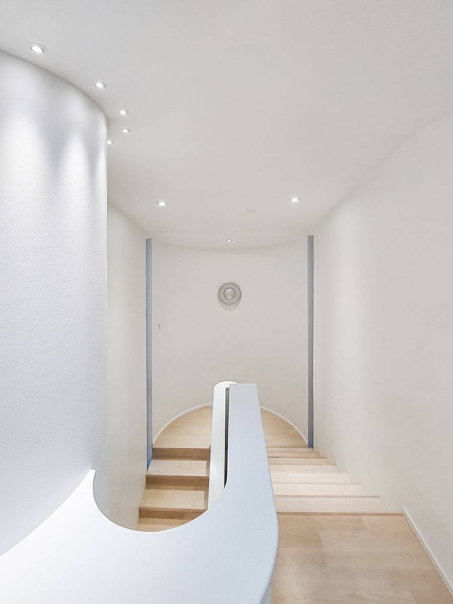 Die Treppe ist mit 3 GU10-Lampen in ihren Fassungen als Allgemeinbeleuchtung ausgestattet. ©LedStore