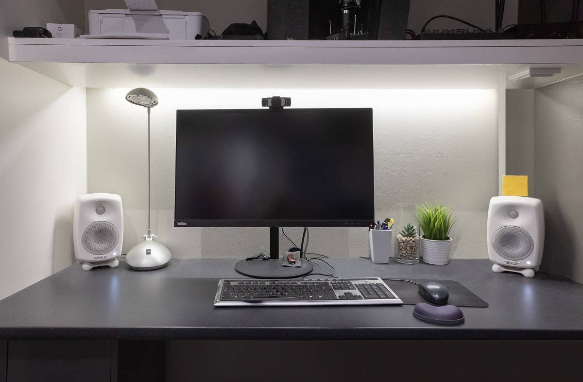 Hinterleuchtung einer Arbeitsplatte mit indirekten LED-Lichtbändern. ©LedStore