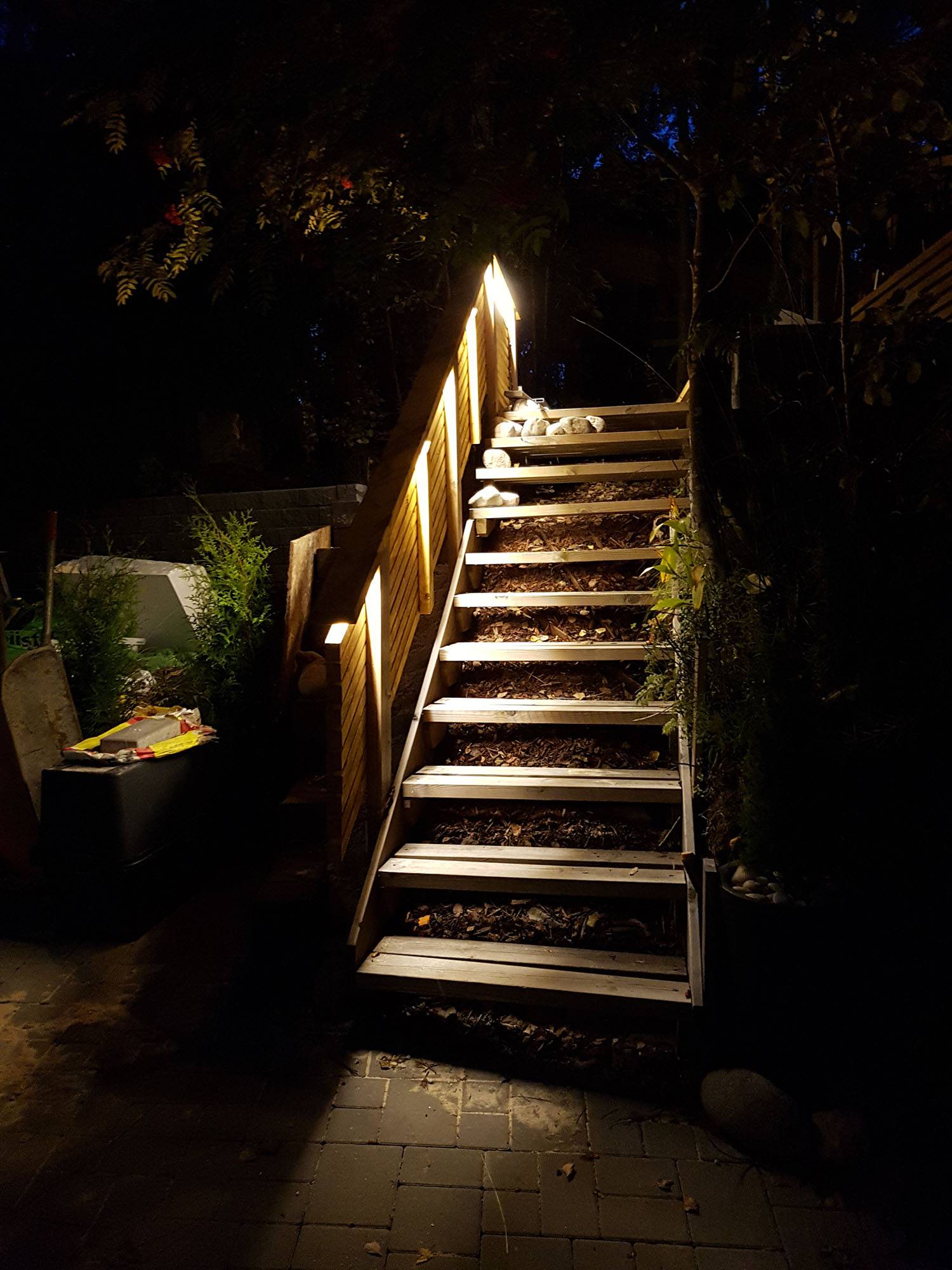 Led-Leuchtband für den Außenbereich zur indirekten Beleuchtung eines Treppengeländers im Freien. Ledstore.fi
