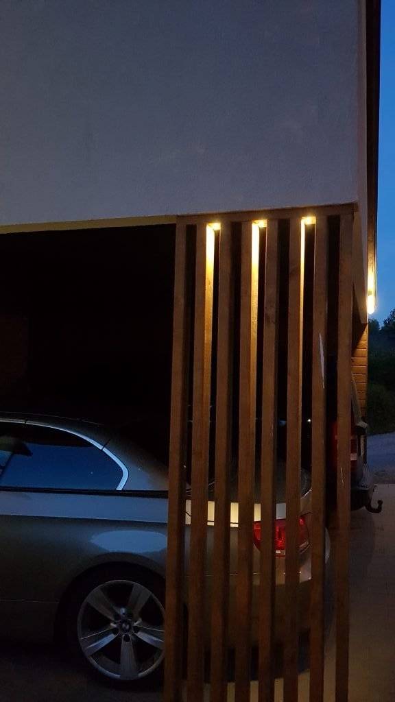 Grüner Hintergrund und "LED STORE" in weißen Großbuchstaben in der Mitte eines weißen Quadrats, das für energieeffiziente Beleuchtungslösungen wirbt.