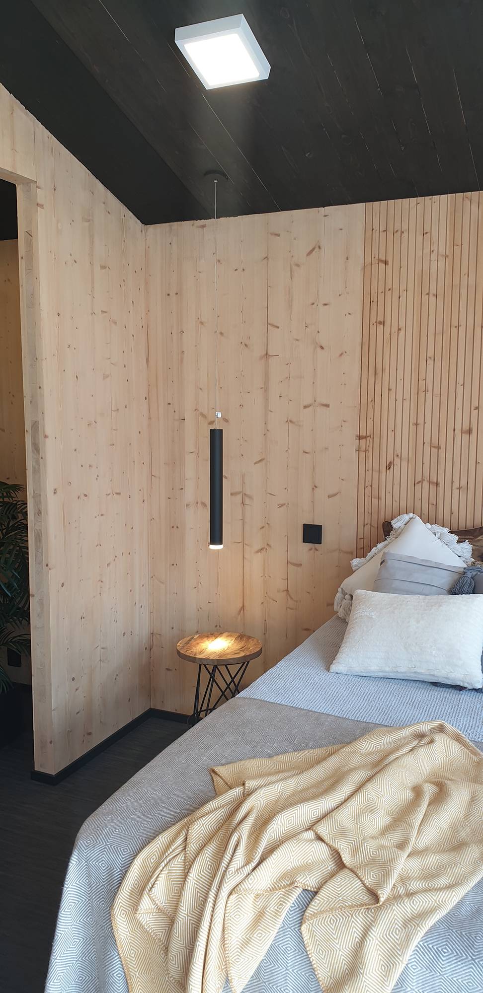 Im Schlafzimmer, eine Pendelleuchte als Leselicht neben dem Bett. Ledstore.fi
