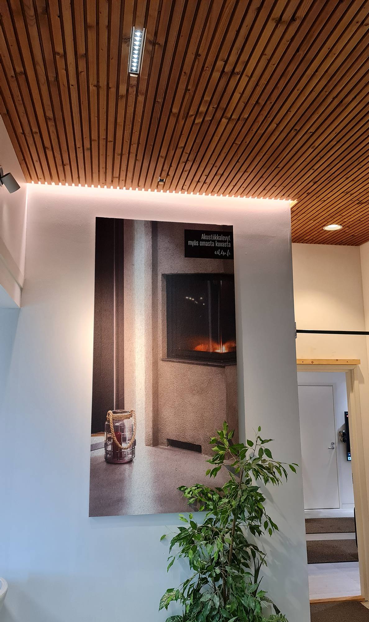 Das Oberlicht bietet eine vielseitige Beleuchtung - indirektes Licht mit LED-Lichtbändern an den Rändern des Oberlichts und LINJA10 und EYE Tiefstrahler für die Allgemeinbeleuchtung. Ledstore.fi