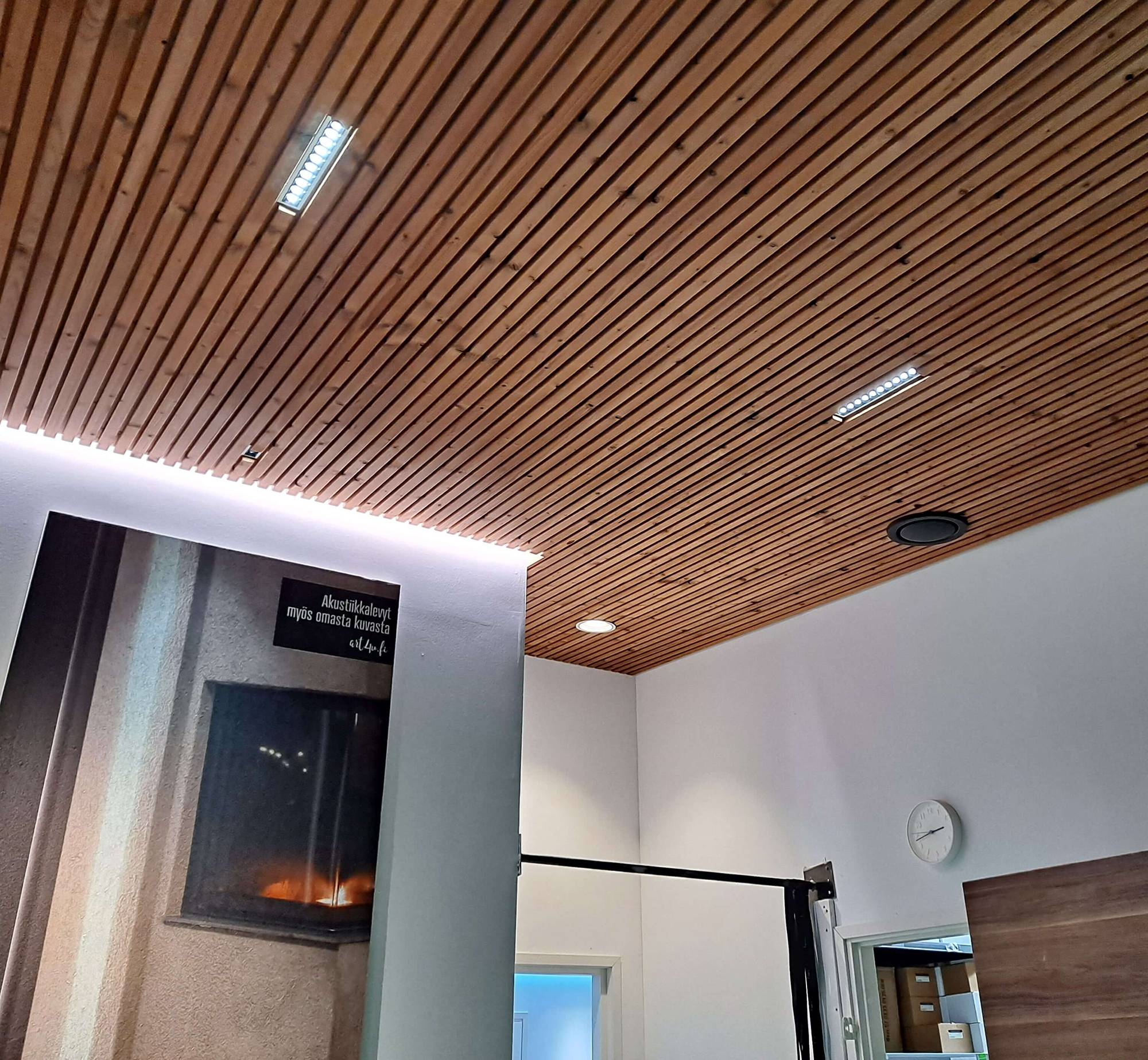 Indirektes Licht an den Kanten des Gesimses und der Leuchte LINJA 10 sowie der tiefstrahlenden Leuchte EYE für die Allgemeinbeleuchtung. LINJA 10-Strahler haben einen sehr engen Lichtwinkel und sind daher ideal für hohe Decken. Ledstore.fi