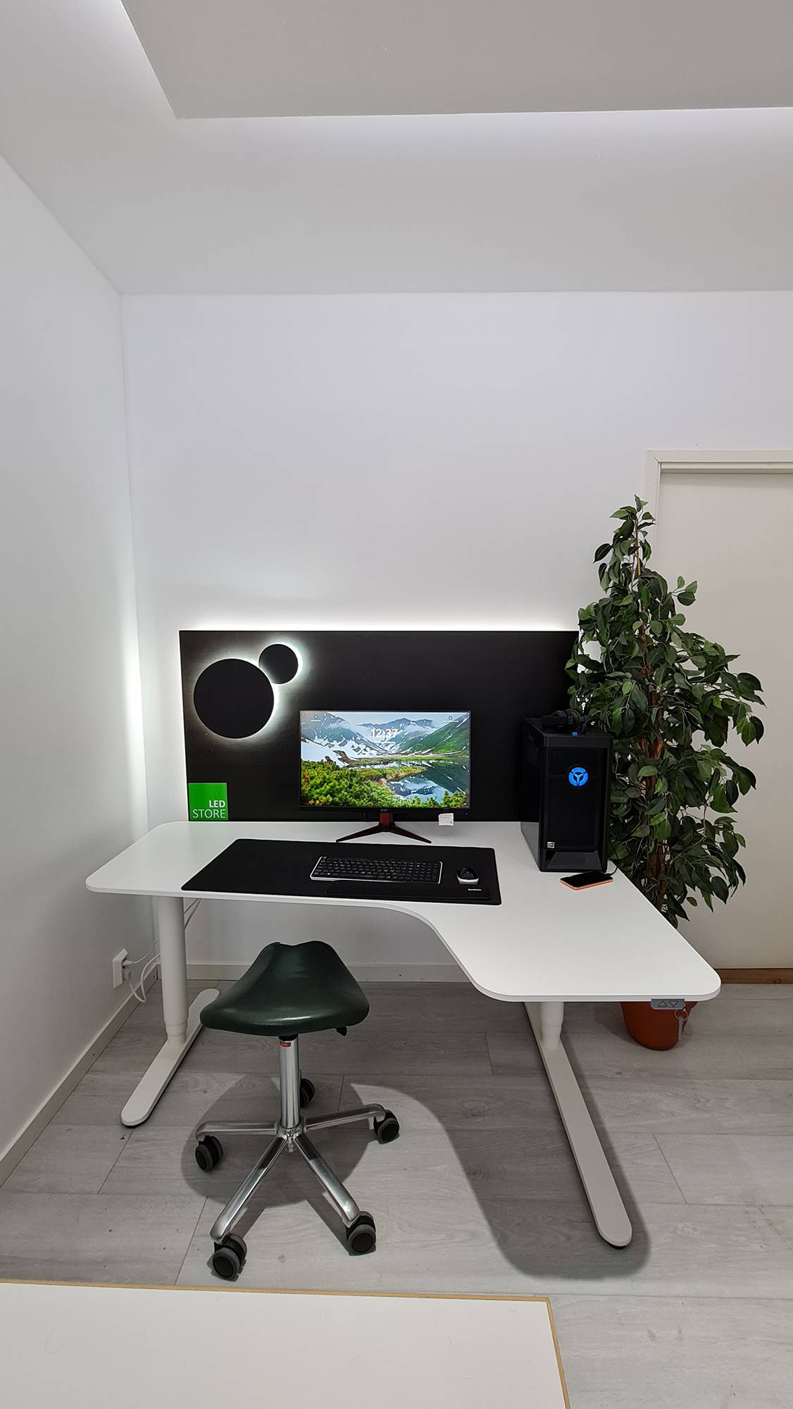 Im Arbeitszimmer stimmungsvolles indirektes Licht auf dem Schreibtisch und an der Decke. Die indirekte Beleuchtung schlägt nicht unangenehm auf den Computerbildschirm. Ledstore.fi