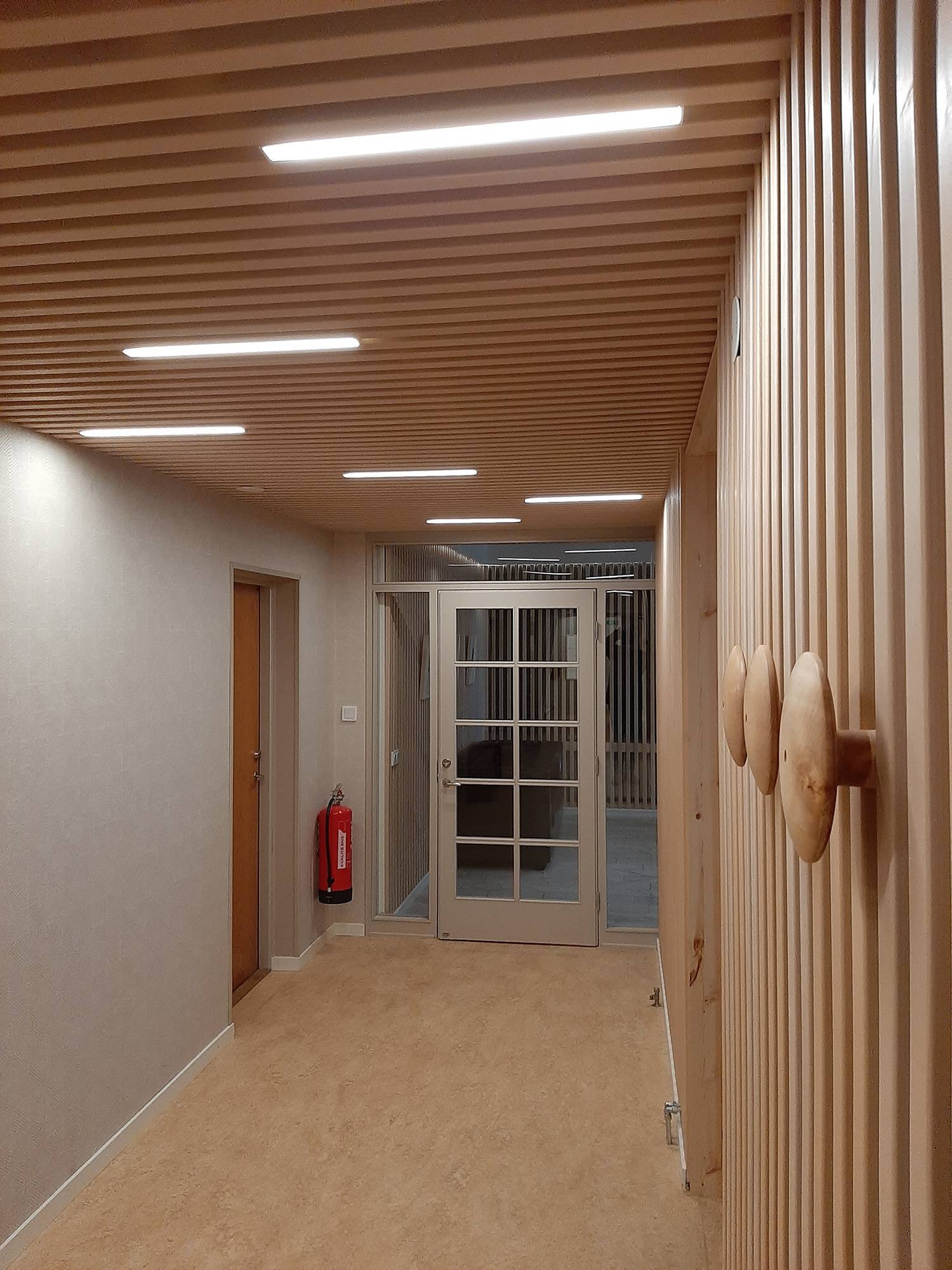 Led-Streifen in der Gesimsdecke, zwischen den Gesimsen, schaffen ausdrucksstarke Lichtlinien an der Decke und Raum für eine gute Allgemeinbeleuchtung. Ledstore.fi