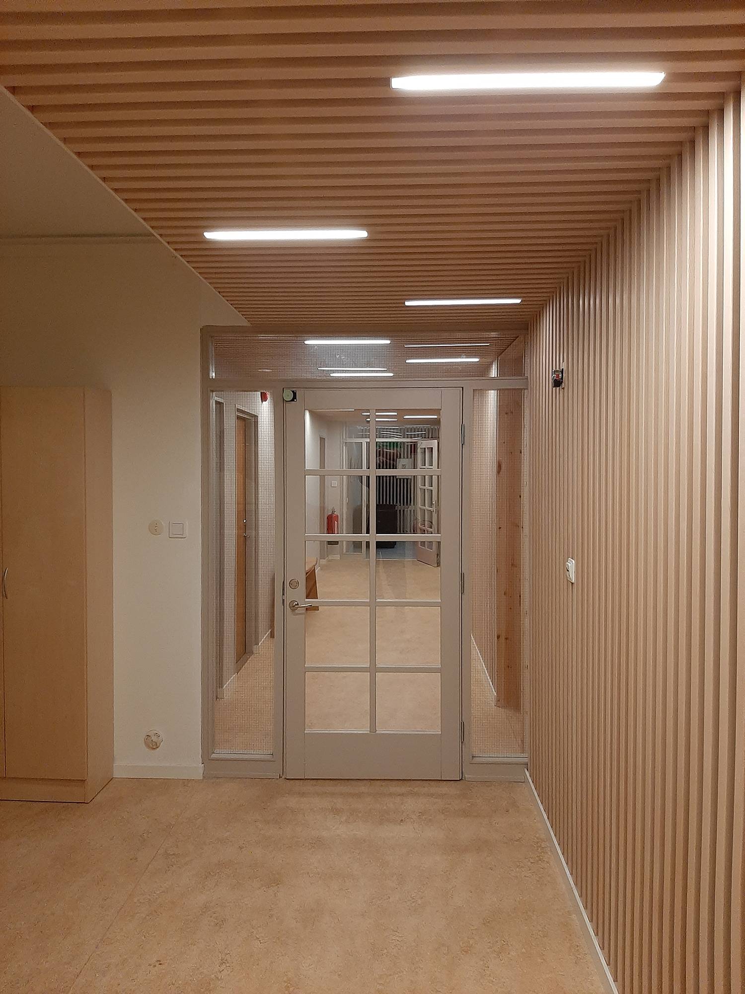Gesimsbeleuchtung: trendige eingebettete LED-Lichtbänder in den Lücken zwischen den Gesimsen der Decke. Dies macht separate Deckentöpfe überflüssig und führt zu beeindruckenden optischen Lichtlinien. Ledstore.fi