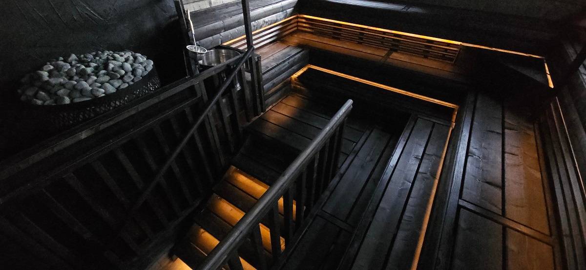 Sanfte und gemütliche Beleuchtung für einen dunklen Kamin mit einer warmtonigen LED-Leiste.
