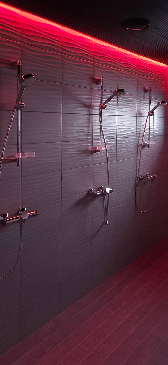 Ein rotes Band bringt Leben und Atmosphäre in ein Weltraumfoto Die Goonies