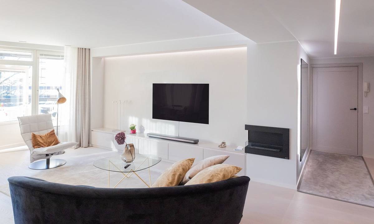 Die TV-Wandbeleuchtung gleicht die Helligkeit für die Augen beim Fernsehen aus. © LedStore